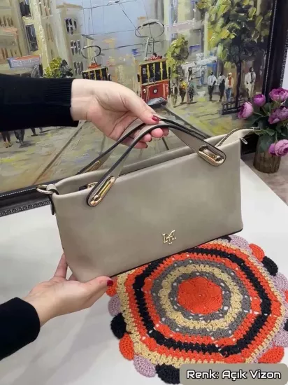 Çantartika Kristin Kadın Çantası Klasik Dik Duran Dekoratif Askılı